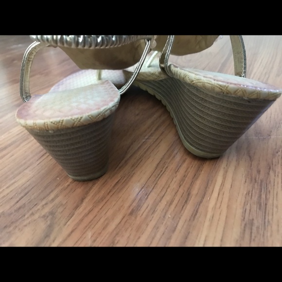 Beautiful gold sandals - Picture 6 of 7